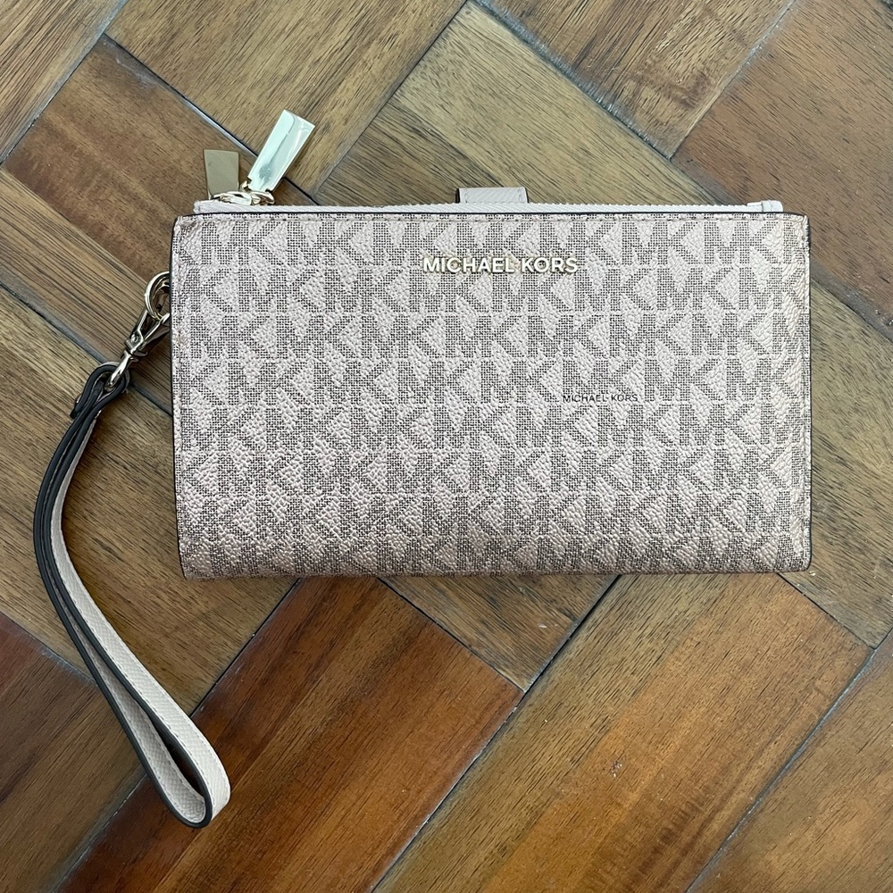 ✨NWT Michael Kors Wristlet✨
